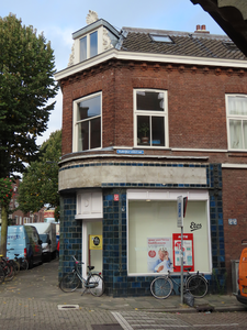 851093 Gezicht op de zijgevel van het winkelhoekpand Burgemeester Reigerstraat 44 in de Oudwijkerveldstraat te Utrecht. ...